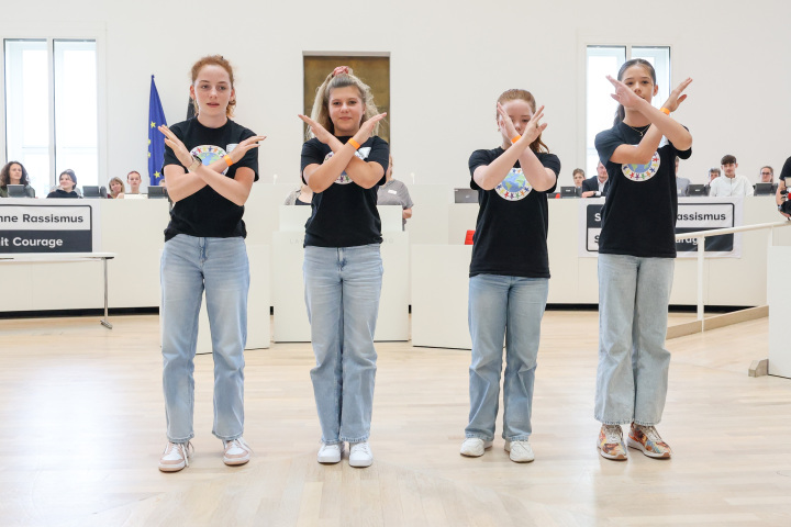 Choreografie „Song gegen Rassismus“ durch Schülerinnen der Herbert-Tschäpe Grundschule