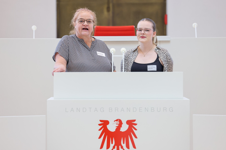 Anmoderation der Veranstaltung durch die Landeskoordinatorin der RAA Frau Rauch (l.)