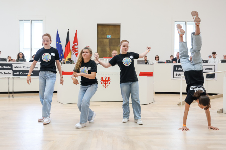 Choreografie „Song gegen Rassismus“ durch Schülerinnen der Herbert-Tschäpe Grundschule
