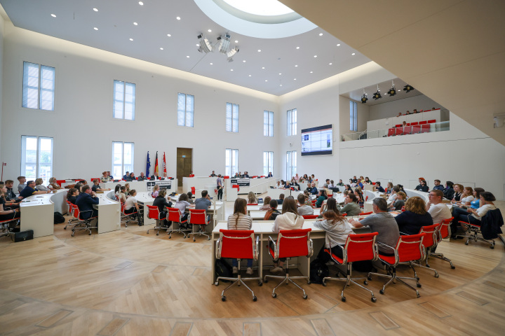 Blick in den Saal zu Beginn der Veranstaltung