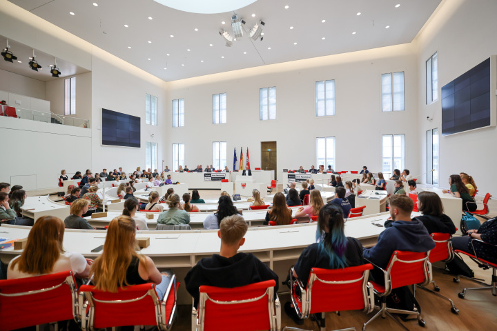 Blick in den Plenarsaal während des Grußwortes durch Steven Brandt vom Ministerium für Bildung, Jugend und Sport