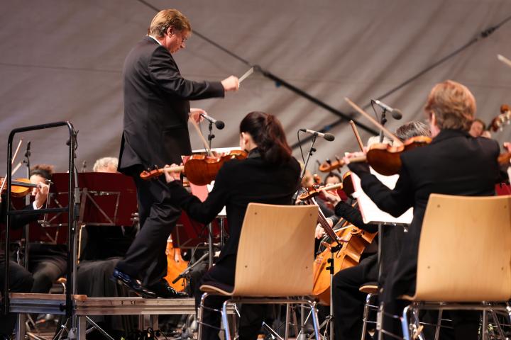 Das Brandenburgische Staatsorchester Frankfurt führt die 7. Sinfonie in C-Dur, op. 60 von Dmitri Schostakowitsch, „Leningrader Sinfonie“ auf.