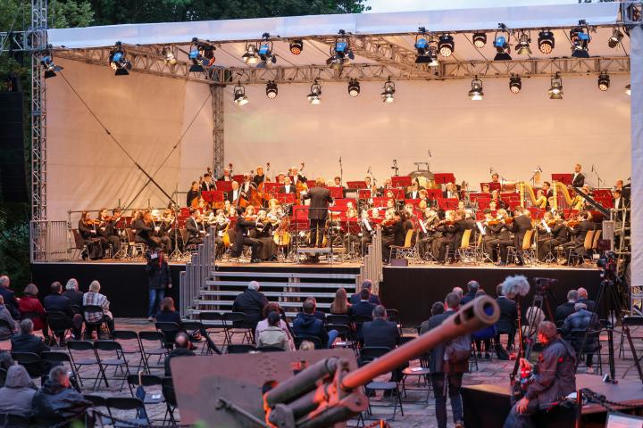 Das Brandenburgische Staatsorchester Frankfurt führt die 7. Sinfonie in C-Dur, op. 60 von Dmitri Schostakowitsch, „Leningrader Sinfonie“ auf.