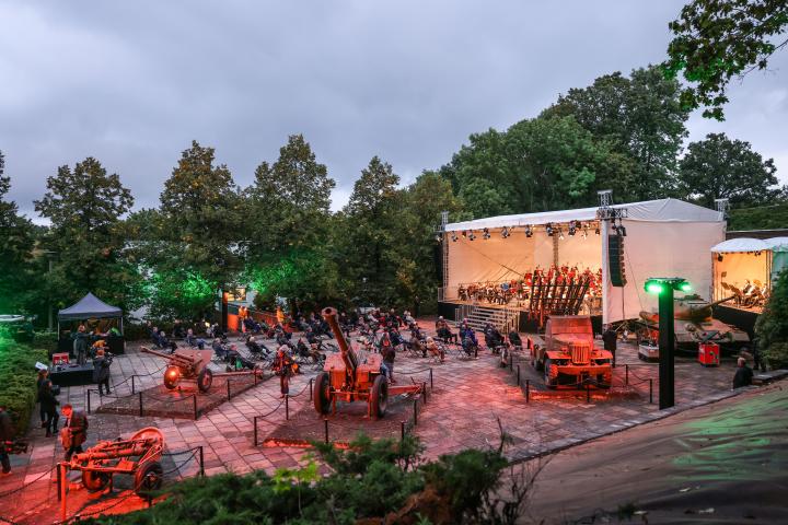 Das Brandenburgische Staatsorchester Frankfurt führt die 7. Sinfonie in C-Dur, op. 60 von Dmitri Schostakowitsch, „Leningrader Sinfonie“ auf.