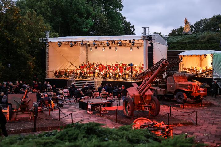 Das Brandenburgische Staatsorchester Frankfurt führt die 7. Sinfonie in C-Dur, op. 60 von Dmitri Schostakowitsch, „Leningrader Sinfonie“ auf.