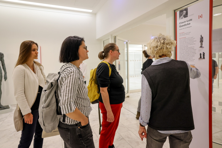 Impression der Führung durch die Jahres-Kunstausstellung im Landtag