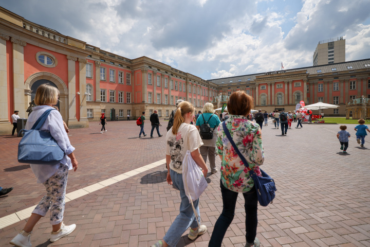 Blick in den Innenhof zur Eröffnung des Tages der offenen Tür 2024