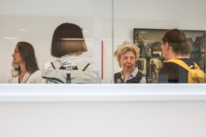 Impression der Führung durch die Jahres-Kunstausstellung im Landtag