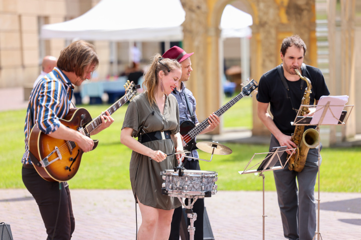 Begrüßung der Besucher im Innenhof des Landtages durch die Potsdamer Band „Swing Shack“