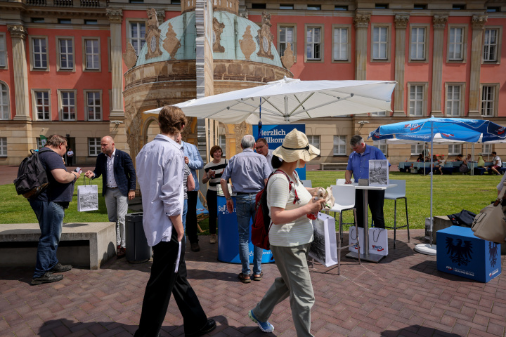 Infostände der Fraktionen des Landtages im Innenhof am Tag der offenen Tür