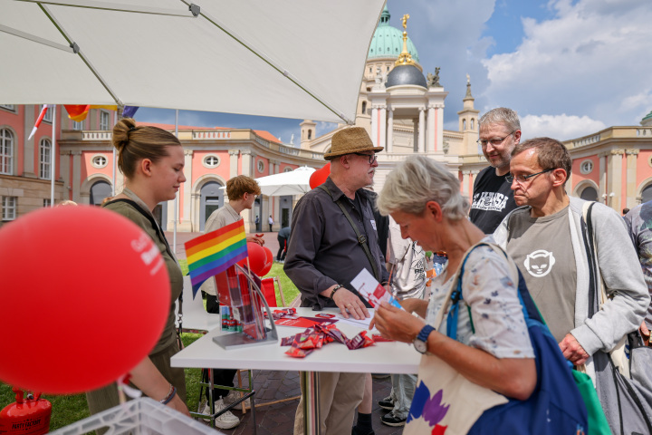 Infostände der Fraktionen des Landtages im Innenhof am Tag der offenen Tür