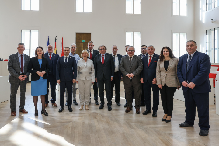 Gruppenfoto mit den Teilnehmenden des Trilateralen Treffens