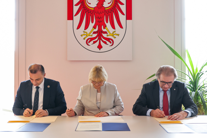 Prof. Davit Gabaidze (l.), Vorsitzender des Obersten Rates von Adscharien, Landtagspräsidentin Prof. Dr. Ulrike Liedtke (m.) und Andrzej Jaroch (r.), Vorsitzender des Sejmik der Woiwodschaft Niederschlesien, unterzeichnen den „Trilateralen Aufruf“.