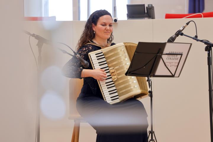 Musikalische Einführung in die Veranstaltung durch Shulamit Anna-Elena Lyubovskaya aus Berlin