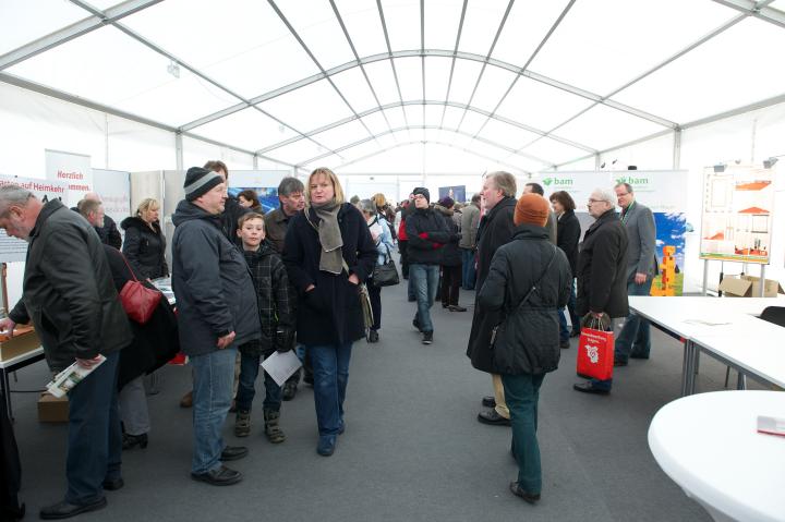 Blick in das Präsentationszelt auf dem Alten Markt.