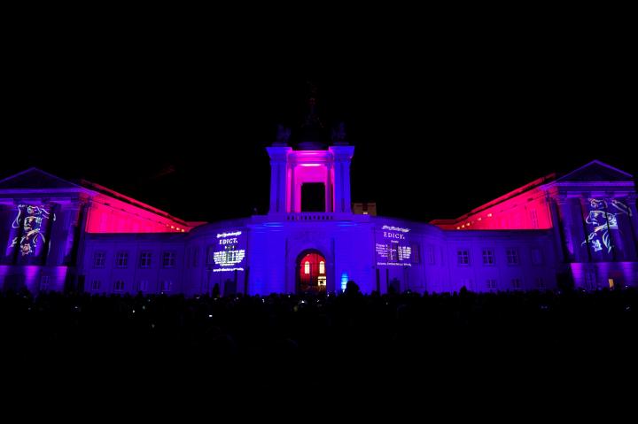 Am Abend ließ eine emotionale Lichtshow das neue Landtagsgebäude erstrahlen.