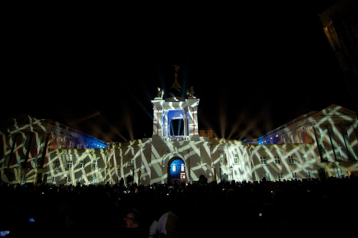 Am Abend ließ eine emotionale Lichtshow das neue Landtagsgebäude erstrahlen.