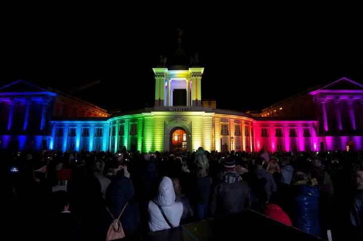 Am Abend ließ eine emotionale Lichtshow das neue Landtagsgebäude erstrahlen.