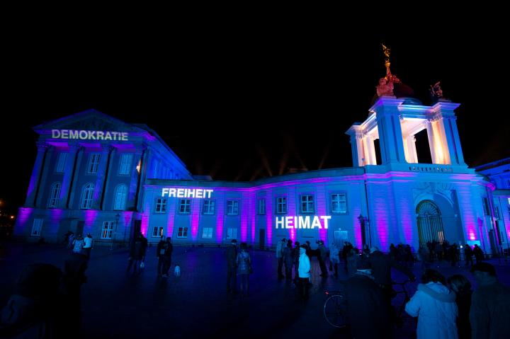 Am Abend ließ eine emotionale Lichtshow das neue Landtagsgebäude erstrahlen.