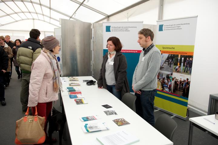 Stand der Landesbeauftragten zur Aufarbeitung der Folgen der kommunistischen Diktatur im Präsentationszelt.