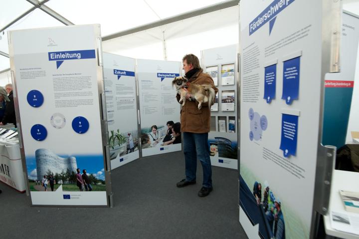 Stand des Ministerium der Finanzen im Präsentationszelt.