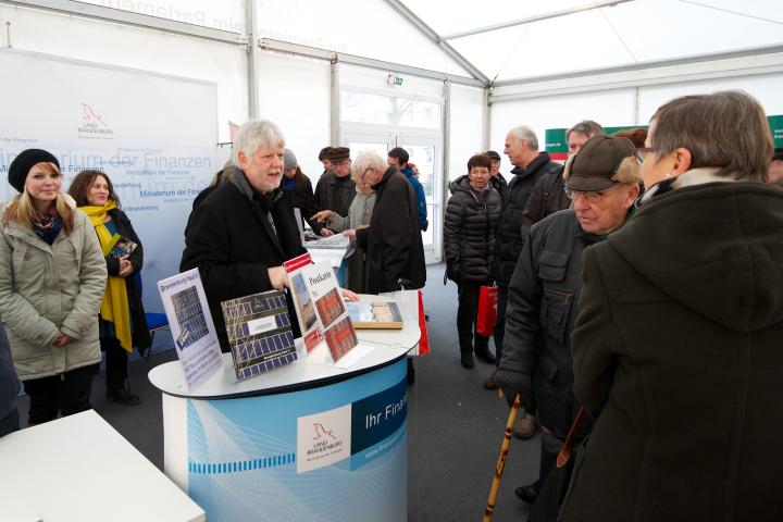 Stand des Ministerium der Finanzen im Präsentationszelt.