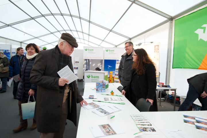 Stand der BAM/BAM Immobilien-Dienstleistungen im Präsentationszelt.