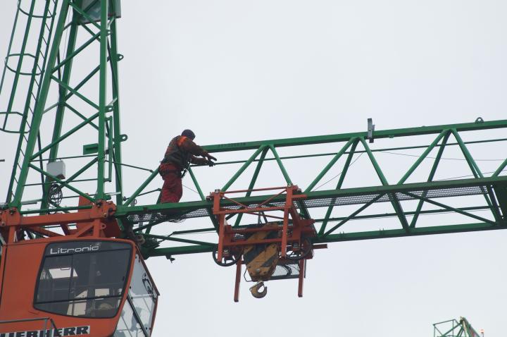 Planmäßiger Abbau des ersten Baukranes