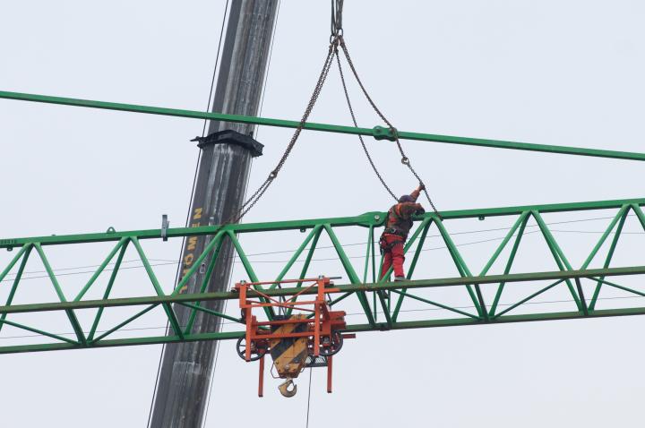 Planmäßiger Abbau des ersten Baukranes