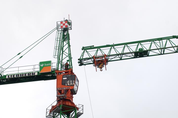 Planmäßiger Abbau des ersten Baukranes