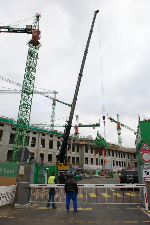 Planmäßiger Abbau des ersten Baukranes