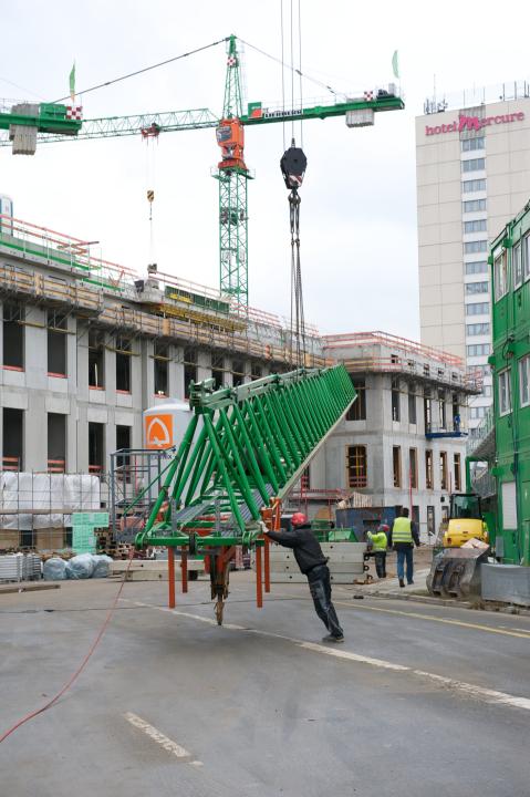 Planmäßiger Abbau des ersten Baukranes