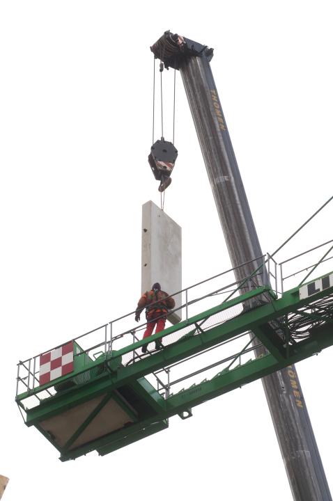 Planmäßiger Abbau des ersten Baukranes