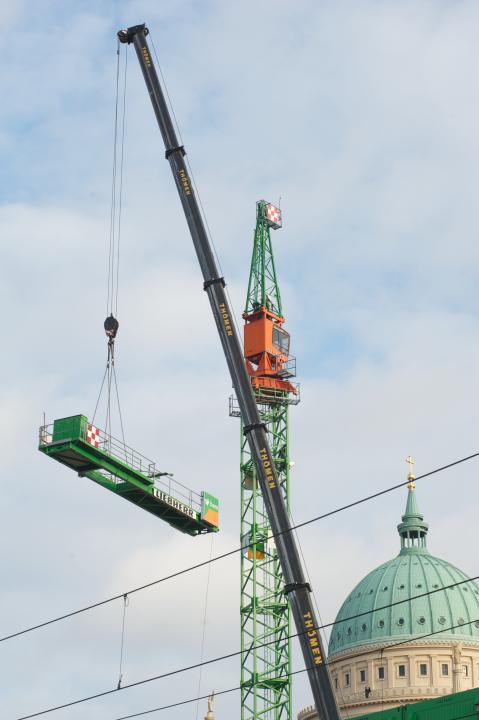 Planmäßiger Abbau des ersten Baukranes