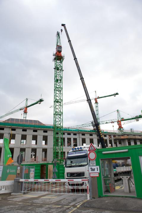 Planmäßiger Abbau des ersten Baukranes