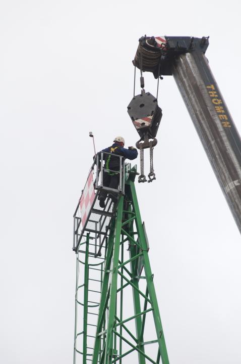 Planmäßiger Abbau des ersten Baukranes