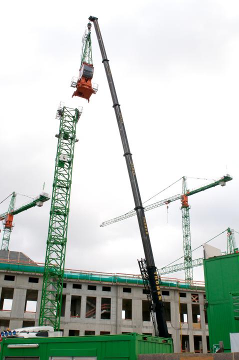 Planmäßiger Abbau des ersten Baukranes