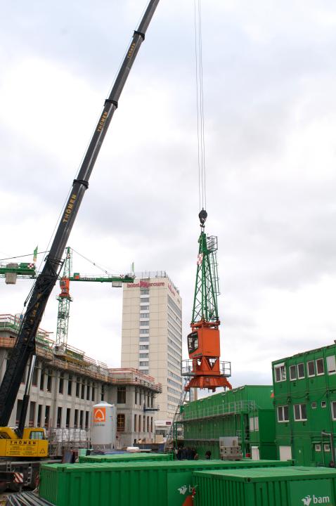 Planmäßiger Abbau des ersten Baukranes