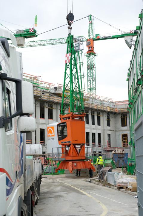 Planmäßiger Abbau des ersten Baukranes