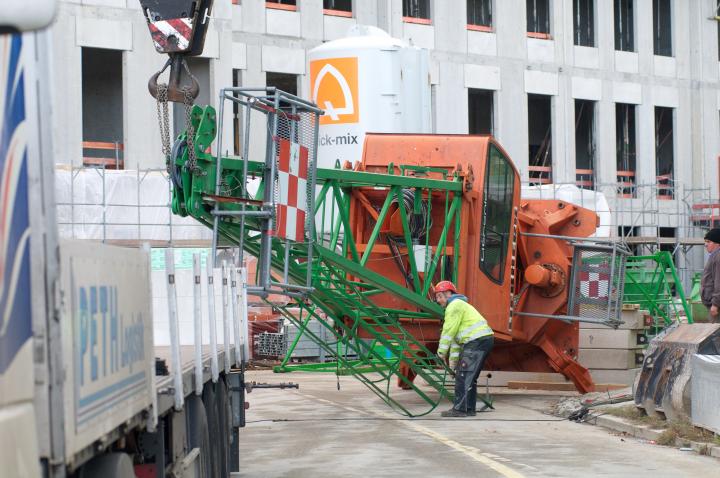 Planmäßiger Abbau des ersten Baukranes