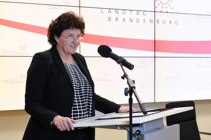 Landtagspräsidentin Britta Stark begrüßt zur Ausstellungseröffnung.