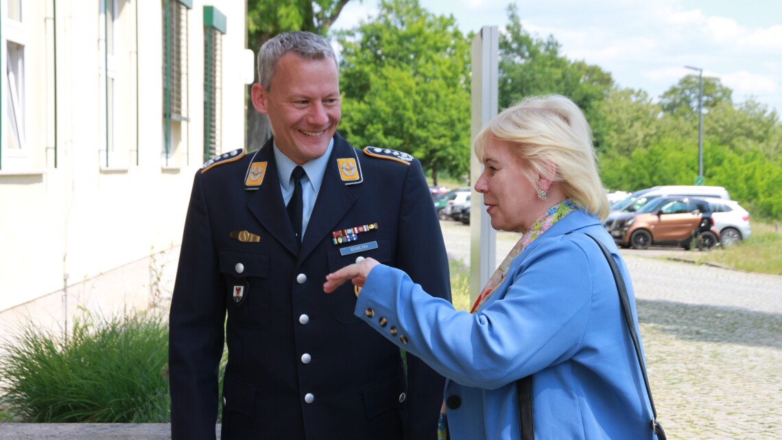 Landtagspräsidentin Prof. Dr. Ulrike Liedtke besucht die Havelland-Kaserne in Potsdam und tauscht sich mit dem neuen Kommandeur Oberst Nikolas Scholtka aus.