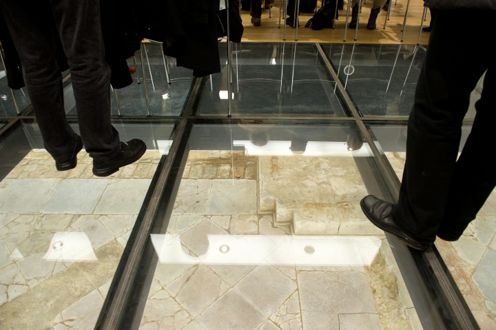 Archäologisches Fenster im Pressekonferenzraum des Landtagsgebäudes