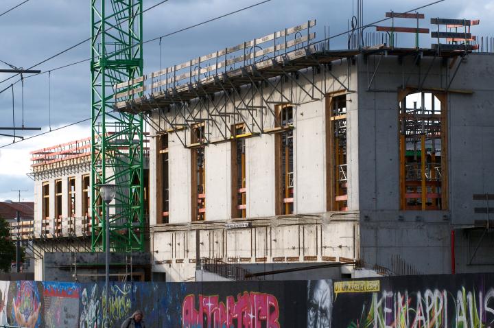 Blick auf den im Südflügel entstehenden Plenarsaal (2. OG); im Vordergrund der beim Graffiti-Wettbewerb „208 Meter Toleranz“ gestaltete Bauzaun