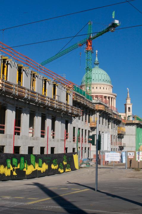 Blick auf den Ostflügel Richtung Alter Markt; im Hintergrund die Nikolaikirche