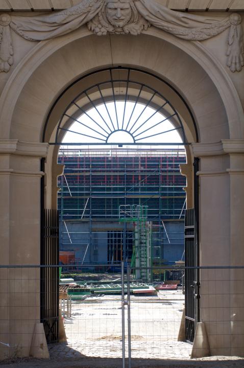 Blick durch das Fortunaportal, dem künftigen Haupteingang, in den Innenhof