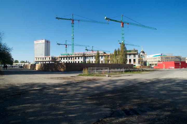 Blick auf den Ostflügel; rechts das Fortunaportal und die Schaustelle