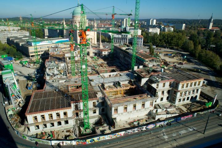 Blick auf die Baustelle Richtung Norden; im Vordergrund – mittig – der Plenarsaal