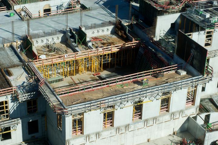 Blick auf den Plenarsaal; gut zu erkennen oberhalb der gelben Stützen die Aufbauten für die Besuchertribüne