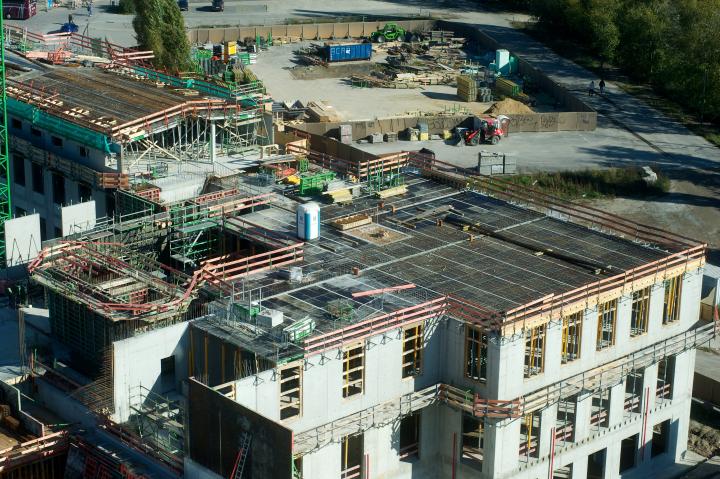 Blick auf die Süd-/Ostecke des Gebäudes; links oben zu erkennen das beginnende Dachgeschoss